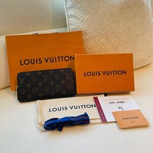 Louis Vuitton Monogram zippy Wallet in Brown and Gold